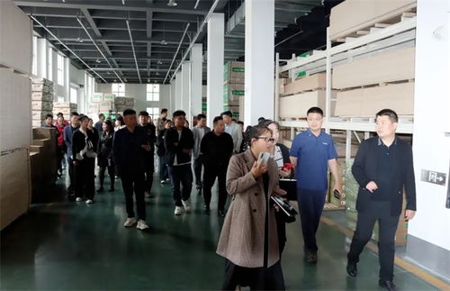 臨沂優(yōu)秀定制工廠代表團(tuán)蒞臨千山板材總部參觀交流，共探裝飾材料新發(fā)展